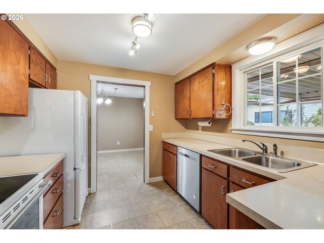 1967 ASTOR Way, Woodburn, OR 97071