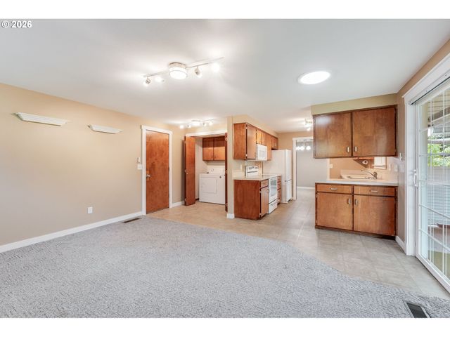 1967 ASTOR Way, Woodburn, OR 97071
