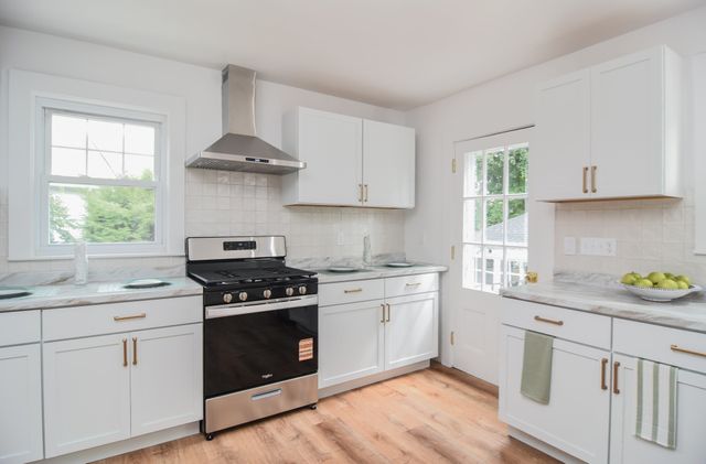 19 Stoneleigh Rd, Watertown, MA 02472