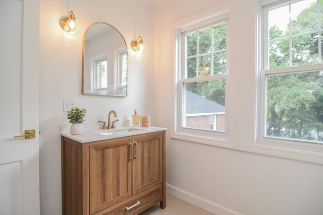 19 Stoneleigh Rd, Watertown, MA 02472