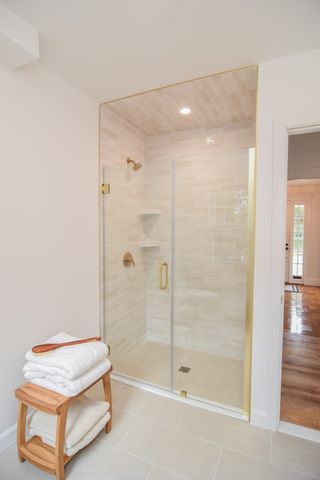 19 Stoneleigh Rd, Watertown, MA 02472