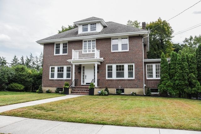 19 Stoneleigh Rd, Watertown, MA 02472