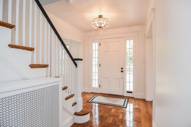 19 Stoneleigh Rd, Watertown, MA 02472