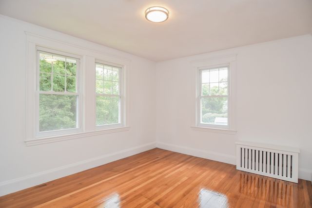19 Stoneleigh Rd, Watertown, MA 02472
