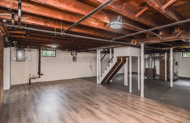 19 Stoneleigh Rd, Watertown, MA 02472