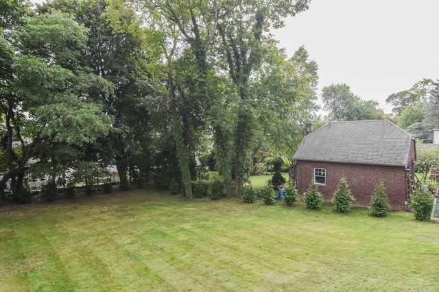 19 Stoneleigh Rd, Watertown, MA 02472