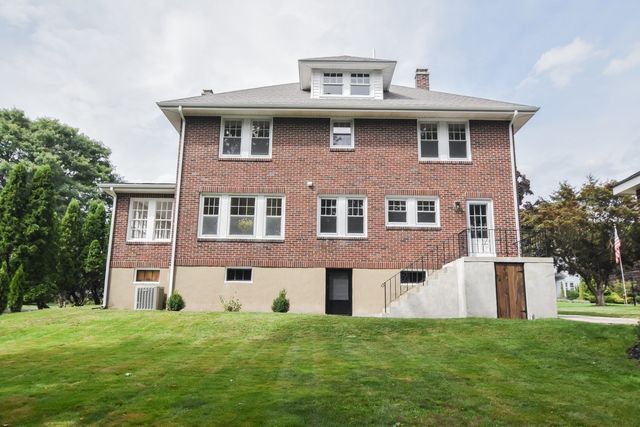 19 Stoneleigh Rd, Watertown, MA 02472