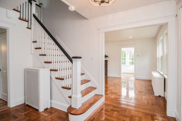 19 Stoneleigh Rd, Watertown, MA 02472
