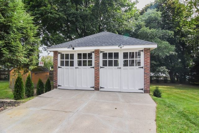 19 Stoneleigh Rd, Watertown, MA 02472