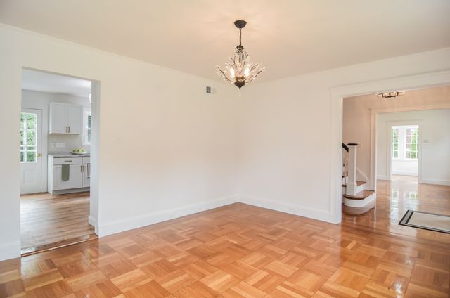 19 Stoneleigh Rd, Watertown, MA 02472