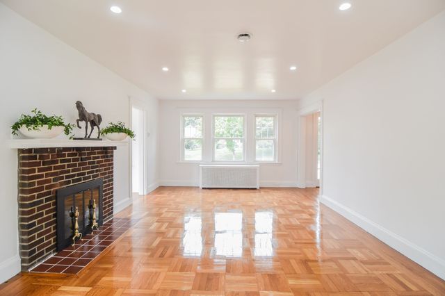 19 Stoneleigh Rd, Watertown, MA 02472