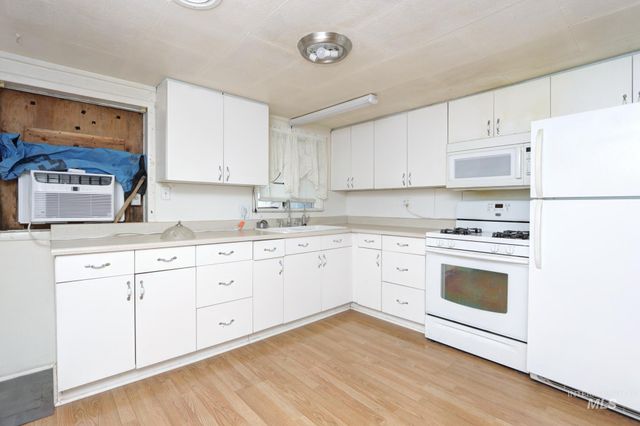 146 NW 9th St, Ontario, OR 97914