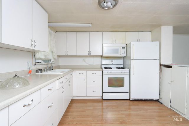 146 NW 9th St, Ontario, OR 97914