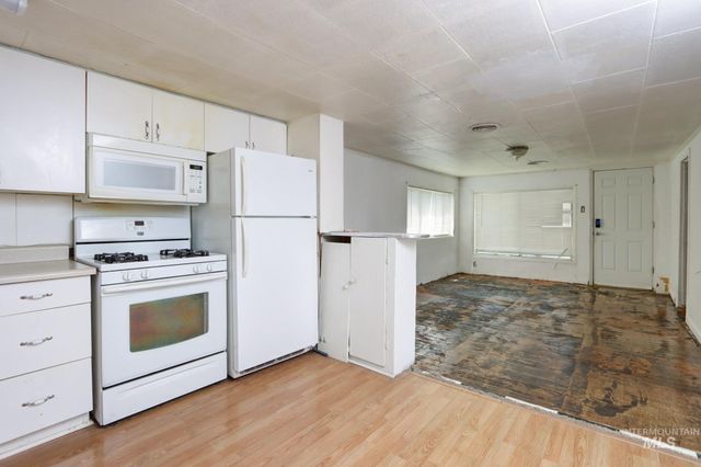 146 NW 9th St, Ontario, OR 97914