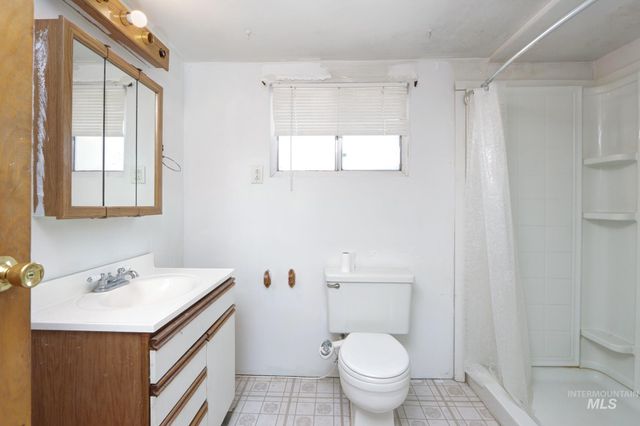 146 NW 9th St, Ontario, OR 97914