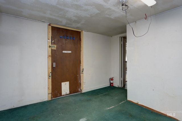 146 NW 9th St, Ontario, OR 97914