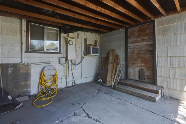 146 NW 9th St, Ontario, OR 97914