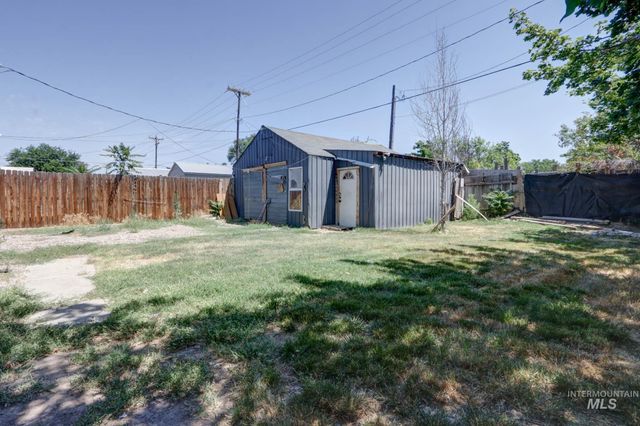 146 NW 9th St, Ontario, OR 97914