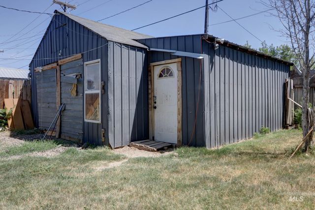 146 NW 9th St, Ontario, OR 97914