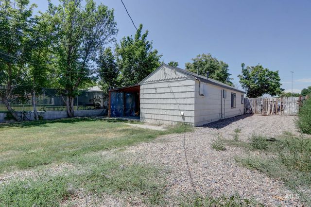 146 NW 9th St, Ontario, OR 97914