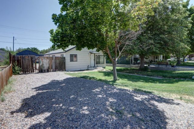 146 NW 9th St, Ontario, OR 97914