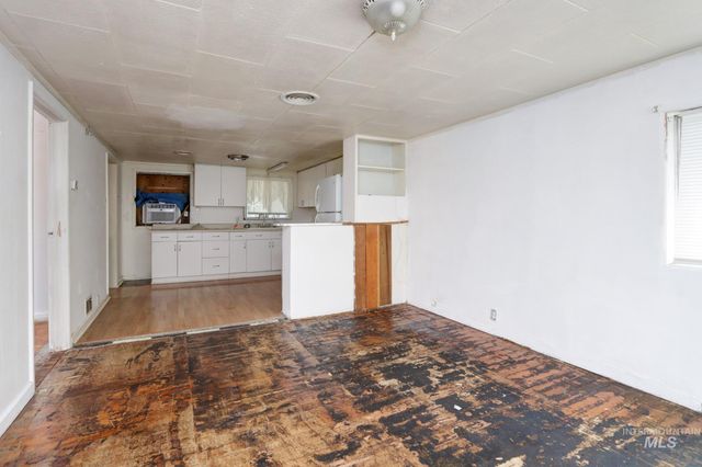 146 NW 9th St, Ontario, OR 97914
