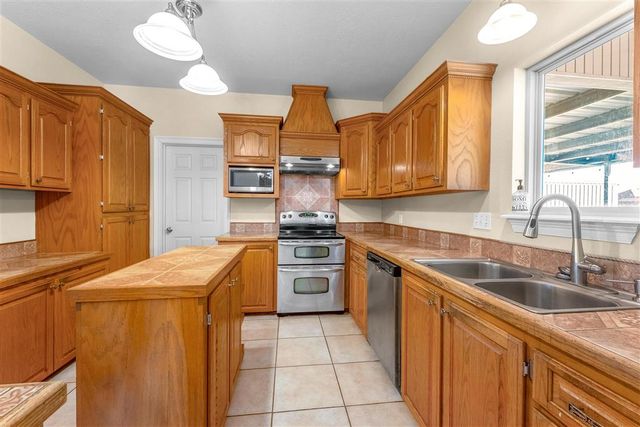 800 E 2nd Street, Iowa, LA 70647