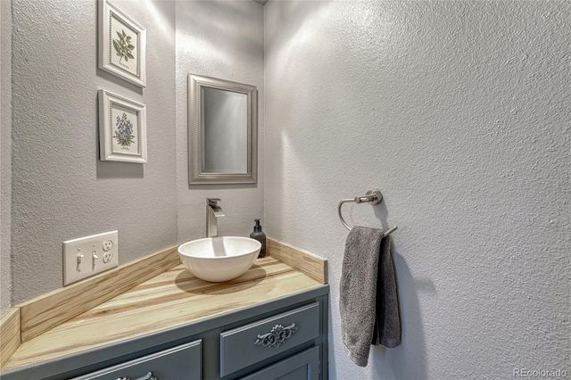 8901 W Yale Avenue, Lakewood, CO 80227