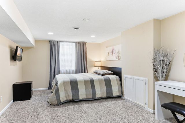 2700 France Avenue N, Robbinsdale, MN 55422