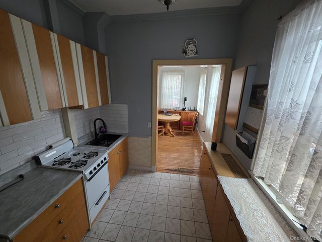 5427 Arnold Avenue, Maspeth, NY 11378
