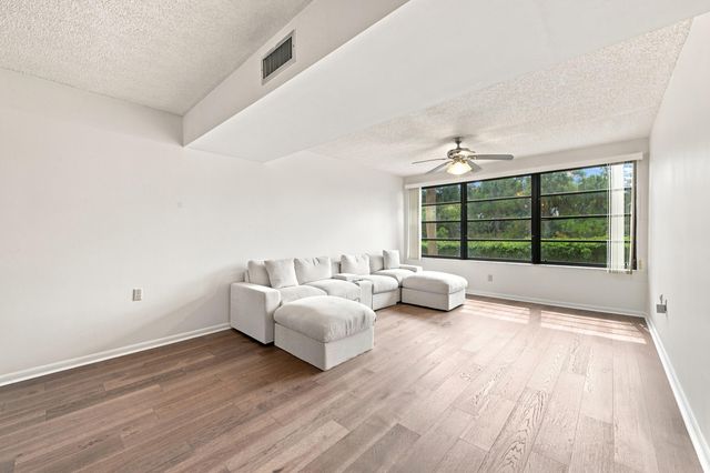 3515 VILLAGE Boulevard 206, West Palm Beach, FL 33409