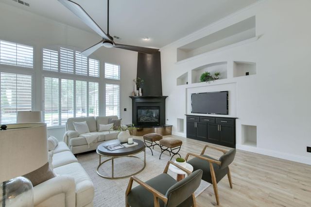 1558 N Oxford Avenue, Clovis, CA 93619