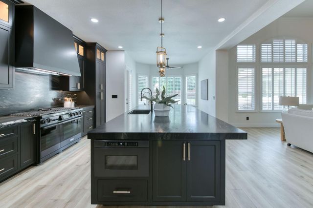 1558 N Oxford Avenue, Clovis, CA 93619