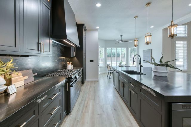 1558 N Oxford Avenue, Clovis, CA 93619