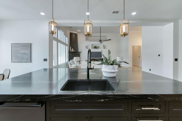 1558 N Oxford Avenue, Clovis, CA 93619