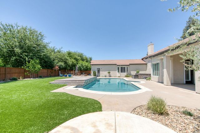 1558 N Oxford Avenue, Clovis, CA 93619
