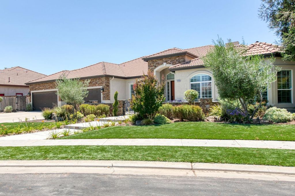 1558 N Oxford Avenue, Clovis, CA 93619