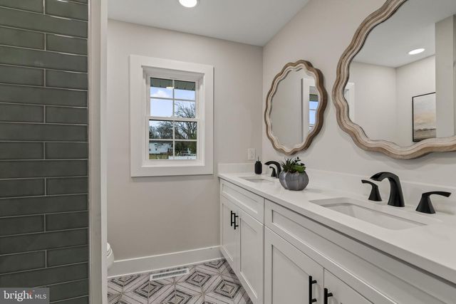 14 MONTCLAIR DR, Delran, NJ 08075