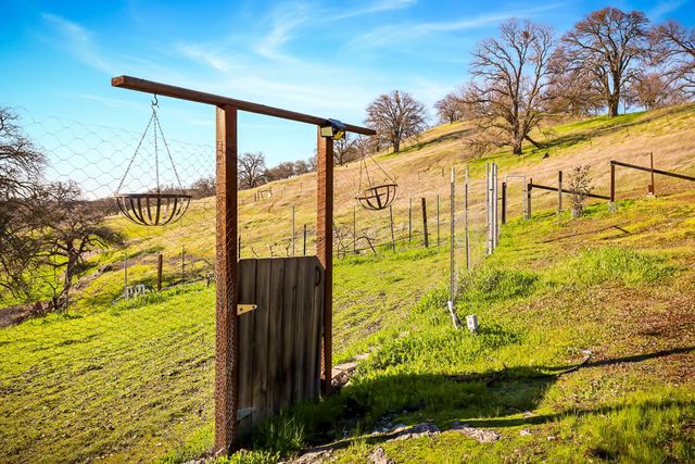 2 Katelyn Ct, Valley Springs, CA 95252