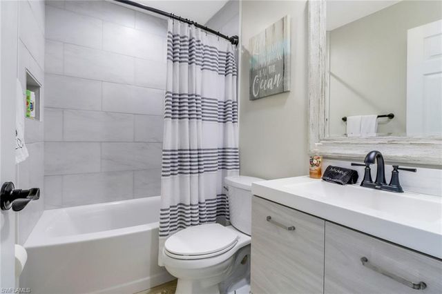 1358 Derbyshire CT F201, Naples, FL 34116