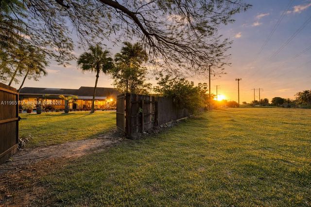 9400 SW 100th Ave Rd, Miami, FL 33176