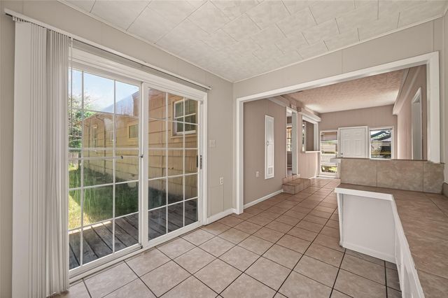 8022 White Avenue, Hitchcock, TX 77563