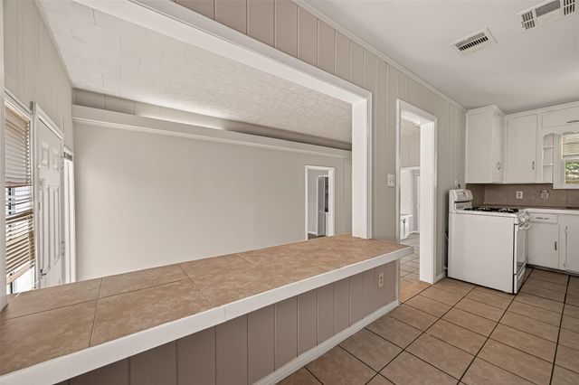 8022 White Avenue, Hitchcock, TX 77563