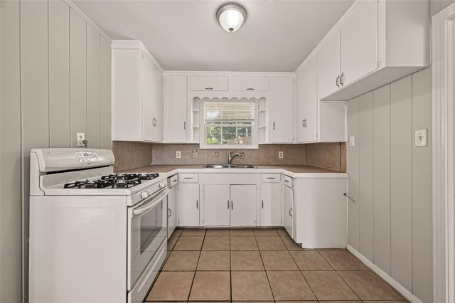 8022 White Avenue, Hitchcock, TX 77563