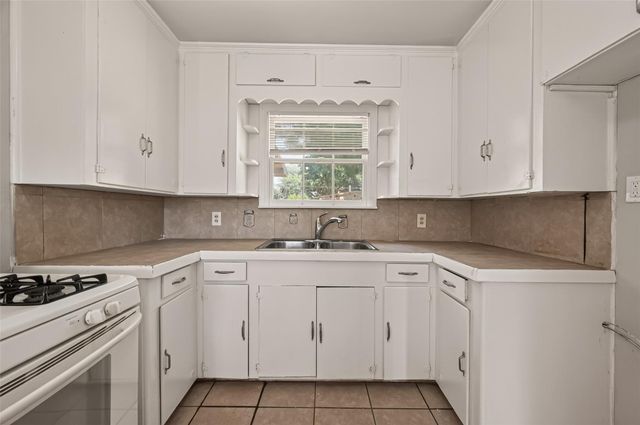 8022 White Avenue, Hitchcock, TX 77563