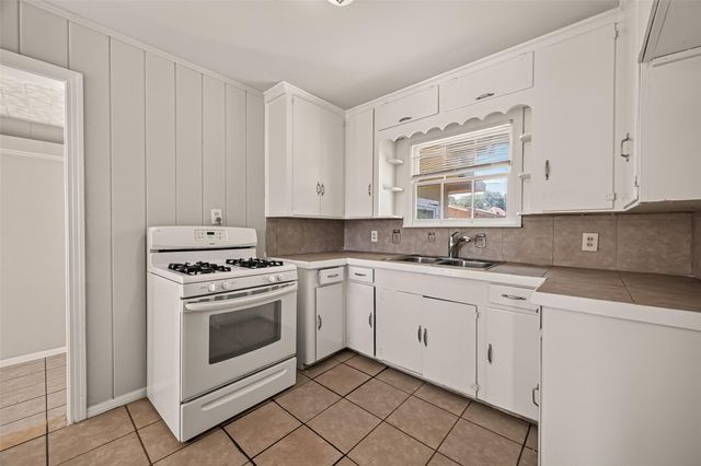 8022 White Avenue, Hitchcock, TX 77563
