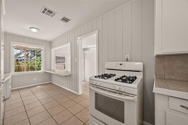 8022 White Avenue, Hitchcock, TX 77563