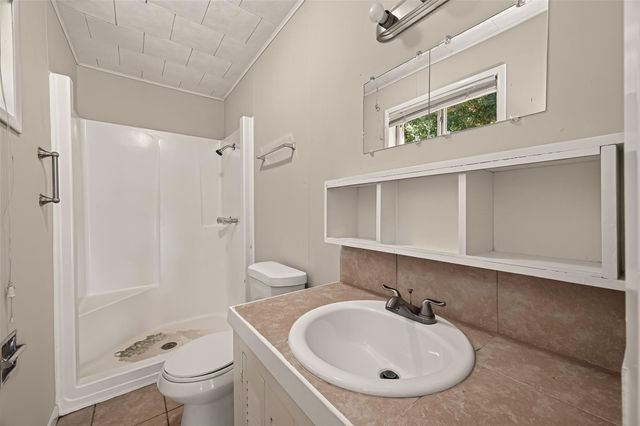 8022 White Avenue, Hitchcock, TX 77563