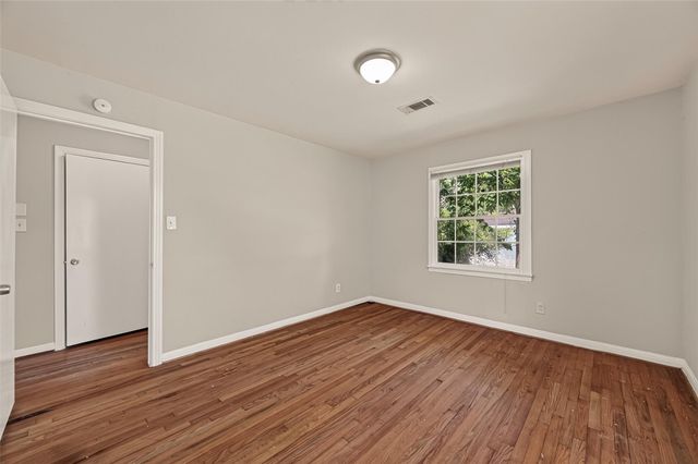 8022 White Avenue, Hitchcock, TX 77563