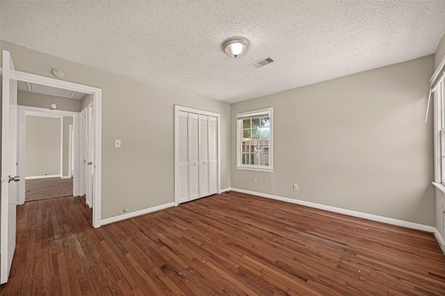 8022 White Avenue, Hitchcock, TX 77563